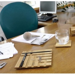 Salvamanteles de roble sobre una mesa de trabajo