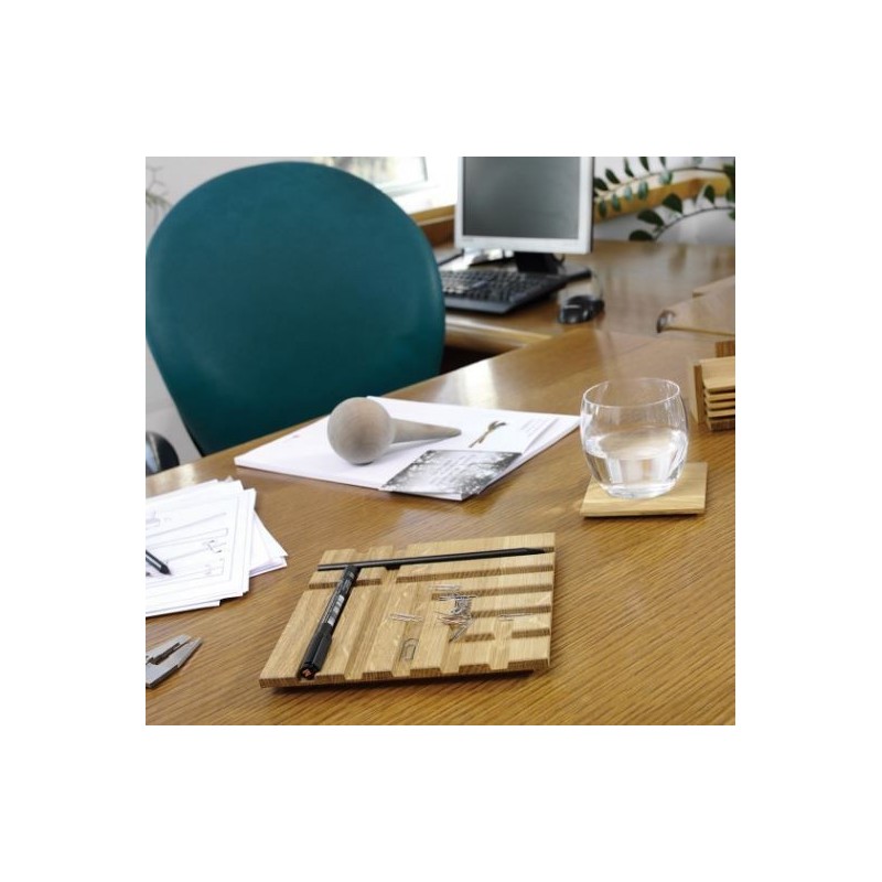 Salvamanteles de roble sobre una mesa de trabajo