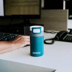 Termo Kambukka Etna 300 ml Deep Teal sobre una mesa de oficina