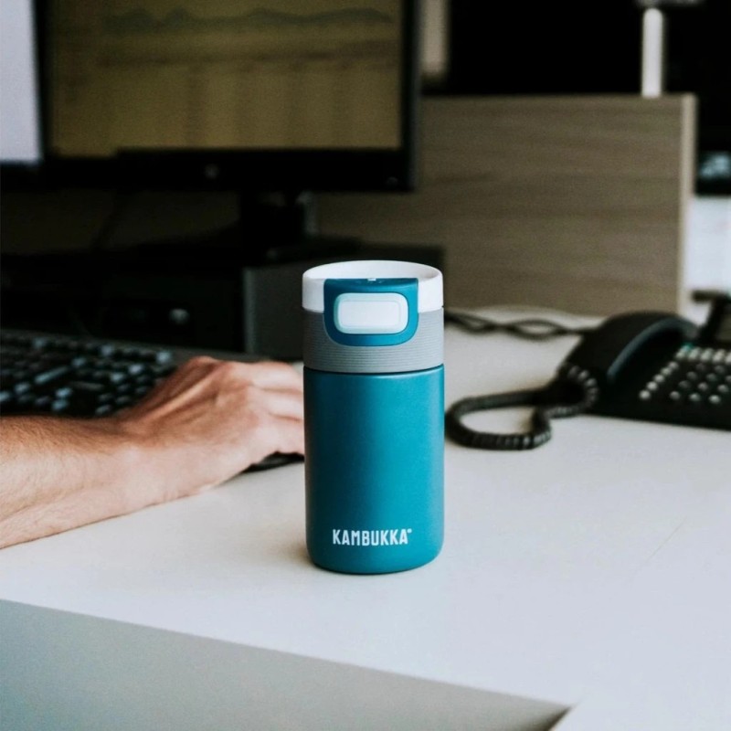 Termo Kambukka Etna 300 ml Deep Teal sobre una mesa de oficina