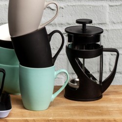 Cafetera de émbolo Cook Concept junto a unas tazas