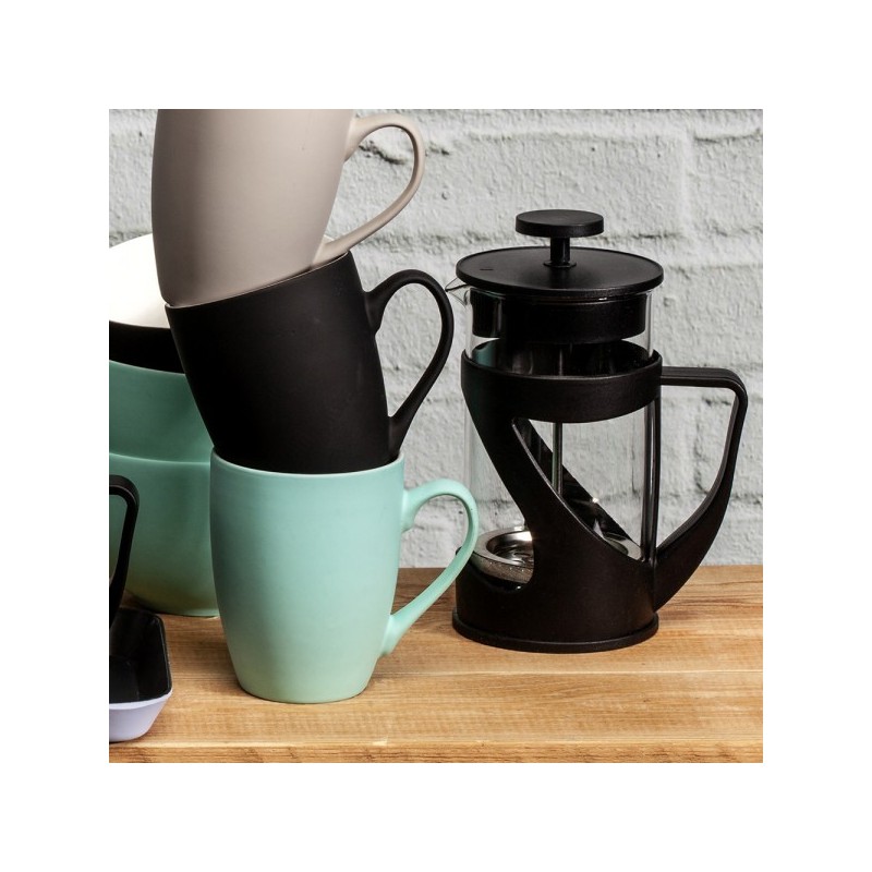 Cafetera de émbolo Cook Concept junto a unas tazas