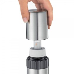 Bombeando el pulverizador de aceite Küchenprofi Toscana para darle presión