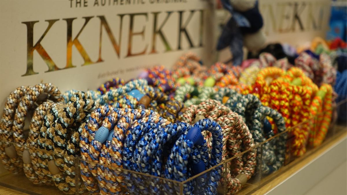 Expositor de gomas del pelo Kknekki trenzadas en decenas de colores