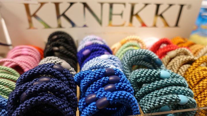 Gomas Kknekki en tonos lisos: azul, marino, verde y mostaza